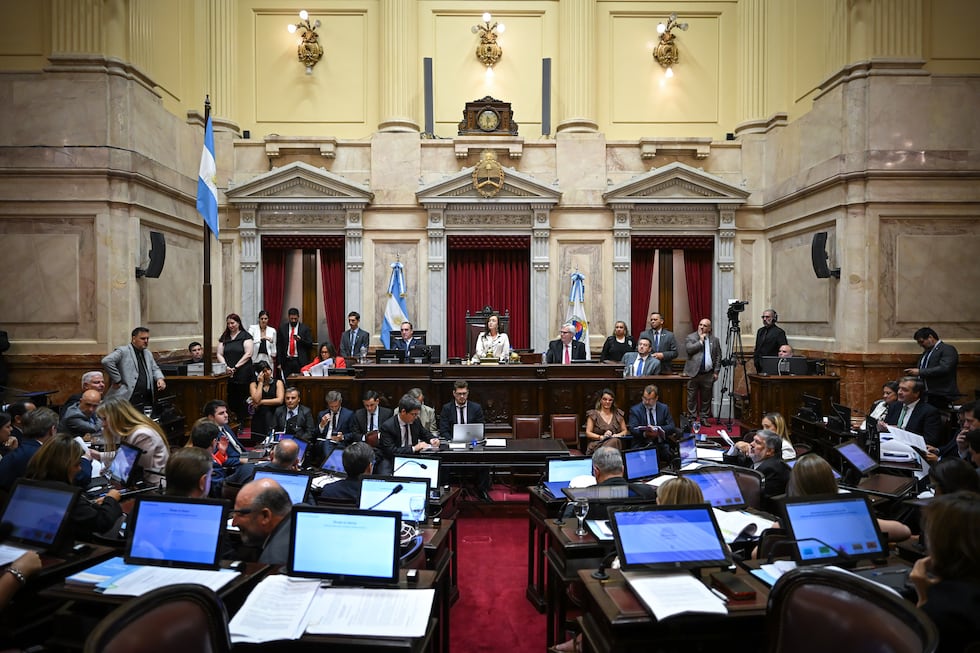 El Senado aprueba la reforma laboral de Milei entre protestas en las ...
