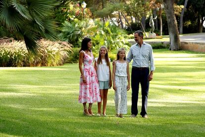 Los Reyes con la princesa Leonor y la infanta Sofía, en los jardines del Palacio de Marivent el verano de 2019. EFE/Ballesteros