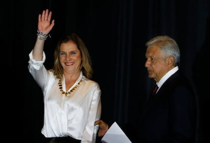Beatriz Gutiérrez Müller con López Obrador en Ciudad de México, en julio de 2018.