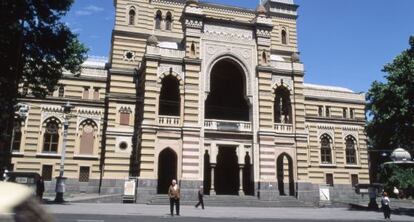 Fachada principal del edificio de la Ópera de Tbilisi.