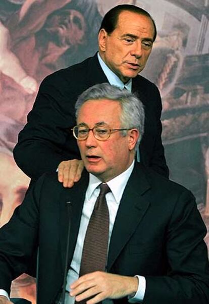 Berlusconi, de pie, y su ministro de Economía, Giulio Tremonti.