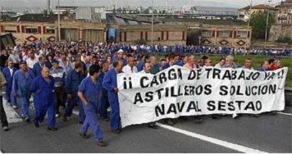 Los trabajadores de La Naval de Sestao, ayer, saliendo de los astilleros, durante una manifestación.