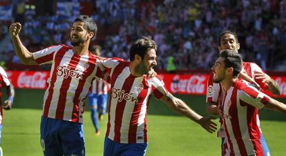 Los jugadores del Sporting celebran un gol ante el Leganés.