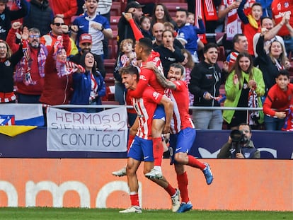 Marcos Llorente, Lino y Correa celebran uno de los goles del Atlético a Las Palmas.