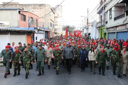 Fotografía cedida por la oficina de Prensa de Miraflores, del líder chavista, Nicolás Maduro, durante un acto de Gobierno con militares este lunes en Maracay (Venezuela). Maduro dijo este lunes que es "nefasta" la decisión del jefe del Gobierno de España, Pedro Sánchez, de reconocer al líder del Parlamento del país caribeño, Juan Guaidó, como presidente encargado de Venezuela. "Yo le digo al señor Pedro Sánchez: Dios no lo quiera, pero si algún día se concretara el golpe de Estado, si algún día se concretara una intervención militar gringa, sus manos, señor Pedro Sánchez, quedaran llenas de sangre (...), quedará manchado en sangre para siempre".