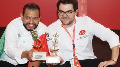 Los chefs ganadores del XVII Concurso Nacional de Pinchos de Valladolid Alejandro San José (derecha) y David Quevedo (izquierda) en la Cúpula del Milenio, a 10 de noviembre de 2021.