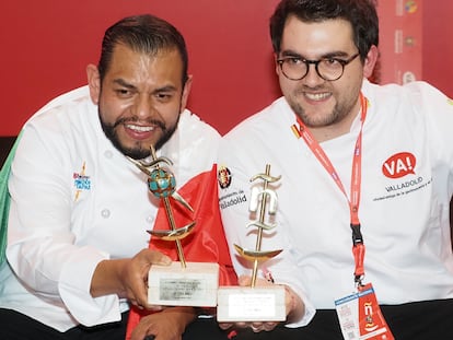 Los chefs ganadores del XVII Concurso Nacional de Pinchos de Valladolid Alejandro San José (derecha) y David Quevedo (izquierda) en la Cúpula del Milenio, a 10 de noviembre de 2021.