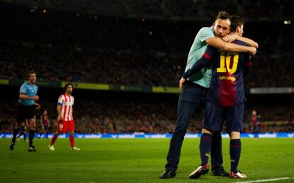 Un aficionado abraza a Messi durante el partido.