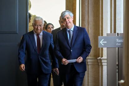 El primer ministro portugués, Antonio Costa, junto a Mário Centeno el 9 de junio en Lisboa.