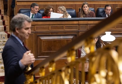 El presidente del PP, Alberto Núñez Feijoo, en primer plano, con la bancada del Gobierno al fondo.
