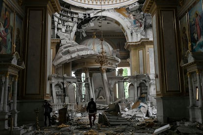 Daños en el interior de la catedral ortodoxa de Odesa, este domingo.