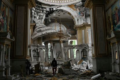 Daños en el interior de la catedral ortodoxa de Odesa, este domingo.