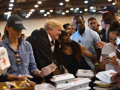 El presidente Trump se hace fotos con los afectados por Harvey, el s&aacute;bado en Houston.