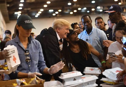 El presidente Trump se hace fotos con los afectados por Harvey, el s&aacute;bado en Houston.
