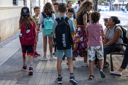 Varios niños entran al CEIP Lluís Vives de Valencia en el inicio de curso el pasado mes de septiembre.