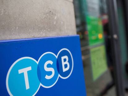  Una mujer entra en una oficina de TSB, filial británica de Banco Sabadell, en Londres.