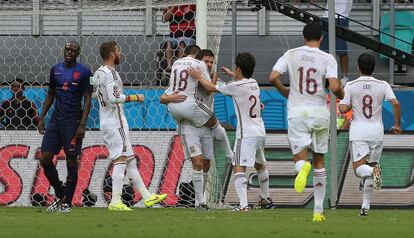 El equipo español celebra su primer gol en el mundial 2014
