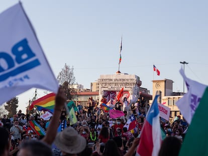 Cientos de ciudadanos festejan el triunfo del candidato de Apruebo Dignidad, Gabriel Boric, como presidente de Chile, a finales de diciembre de 2021.