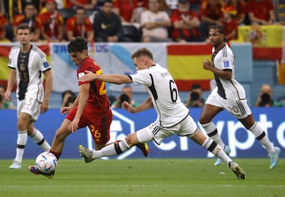 Pedri, rodeado de jugadores alemanes en la primera parte del partido.