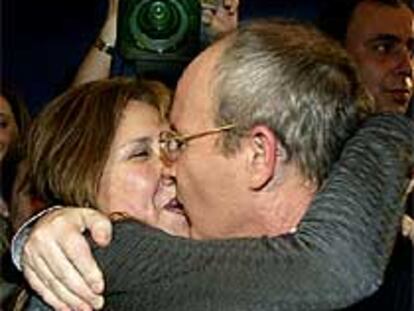José Montilla besa a su esposa, Anna Hernández, tras conocer los resultados en la sede del PSC.