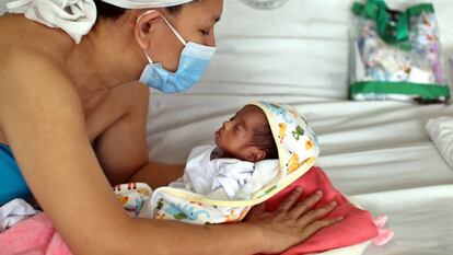 Cherrie de los Santos cuida de su pequeño bebé Akish, de solo 1,33 kilos, en el hospital Jose Fabella de Manila, conocido como "la fábrica de bebés".