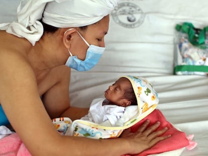 Cherrie de los Santos cuida de su pequeño bebé Akish, de solo 1,33 kilos, en el hospital Jose Fabella de Manila, conocido como "la fábrica de bebés".