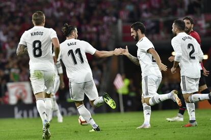 Isco Alarcón celebra su gol con Gareth Bale después de empatar el marcador.
