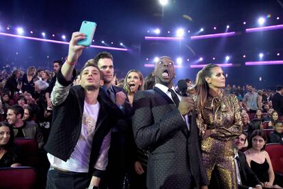 Jay Pharoah, presentador de la gala, se hizo un selfie junto a Frankie Grande, Jay Pharoah y Heidi Klum.