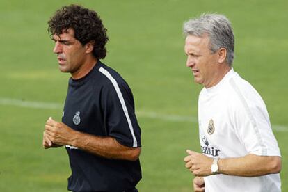 Benito Floro corre junto a Nadal en un entrenamiento.