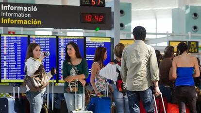 Pasajeros en la terminal 1 del aeropuerto de Barcelona.
