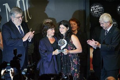 Lucía Echevarría recibe de manos de la ministra de Cultura, Carmen Calvo, el Premio Planeta 2004.