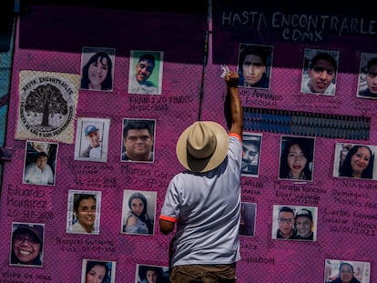 Familiares de personas desaparecidas se manifiestan en Ciudad de México el 15 de mayo.