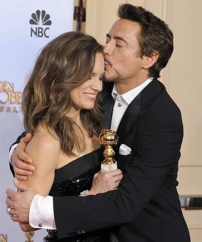 Por su interpretación de 'Sherlock Holmes' el actor Robert Downey Junior, que abraza a su mujer, Susan Levin, se convirtió en el mejor actor de comedia o musical