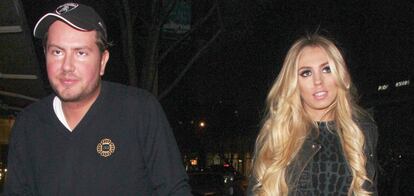 Petra Ecclestone y su marido saliendo de un restaurante en Los Angeles.