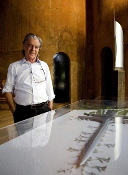 Ricardo Bofill, ayer, ante las maquetas de la T-1 (abajo, boceto inicial) y el hotel Vela.