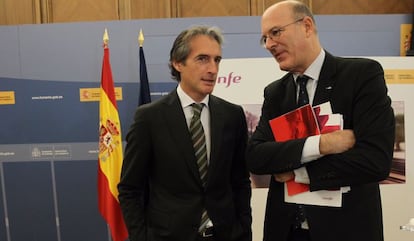 El ministro de Fomento, Íñigo de la Serna, y el presidente de Renfe, Pablo Vázquez