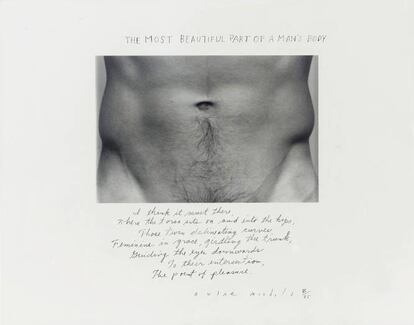 <strong>¿Pero qué hace este hombre desnudo?</strong> Ah, esa parte del cuerpo masculino. “La parte más hermosa del cuerpo de un hombre creo que está allí donde el torso se asienta”, ha dicho el autor de esta obra, el fotógrafo Duane Michals (Pensilvania, Estados Unidos, 1932). Y no es el único en pensarlo. </p> <strong>¿Por qué es tan bueno?</strong> El especialista en historia del arte Bruno Ruiz-Nicoli nos recuerda que Duane Michals hace explícita su opinión a través del texto y manifiesta así lo que, a lo largo de la historia, permanecía codificado en la propia obra: “Las líneas gemelas, de una gracia femenina, envuelven el tronco, guiando los ojos hacia abajo, hacia su intersección, el punto de placer.” </p>