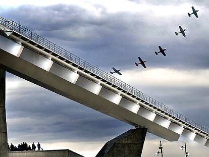 Unos aviones, en la exhibición de ayer, cruzando el cielo por encima del parque del Fórum.