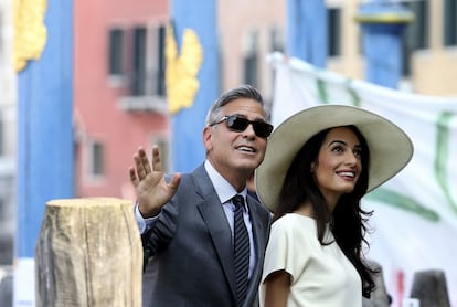 George Clooney y su mujer, Amal Alamuddin, a su llegada al Ayuntamiento de Venecia para la celebración de su boda civil, en septiembre de 2014. La pareja vivió un fin de semana de grandes fiestas en la ciudad italiana para celebrar su enlace.