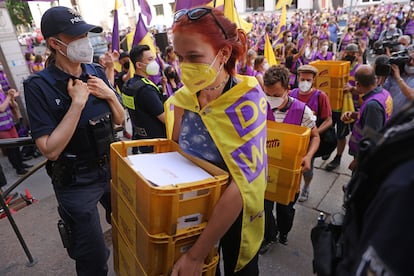 Los activistas del movimiento "Deutsche Wohnen & Co enteignen" (expropiar a Deutsche Wohnen y compañía) entregaron las 350.000 firmas que posibilitaron el referendum el 25 de junio.