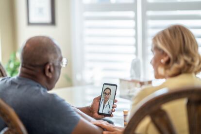 Couple speaking with their doctor via video call - Janssen - Telemedicina