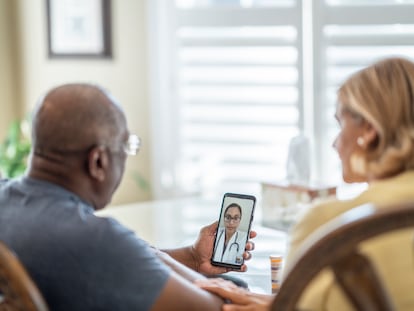 Couple speaking with their doctor via video call - Janssen - Telemedicina