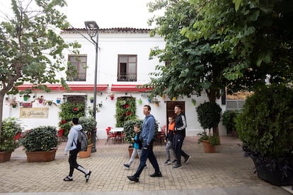 Turistas por las calles del centro histórico de Estepona.