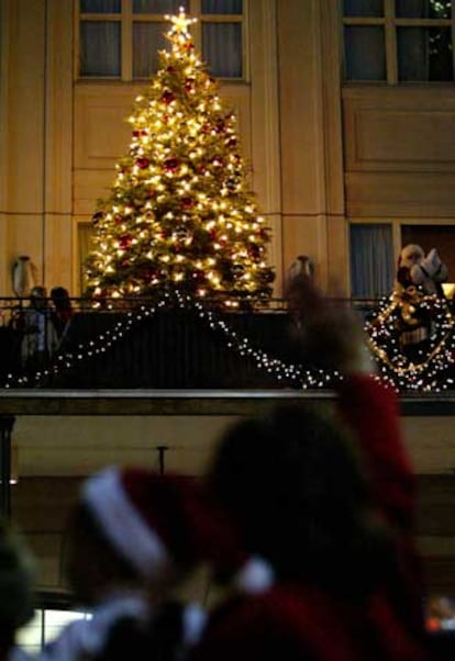 Un árbol de Navidad adorna una de las pocas calles iluminadas, en el centro de Nueva Orleans.