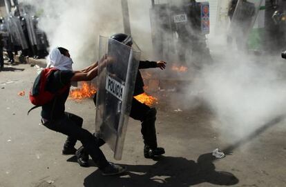 Manifestantes encapuchados y policías antidisturbios protagonizaron este domingo enfrentamientos en Ciudad de México.