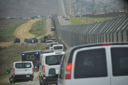 La comitiva de Donald Trump a su llegada al muro fronterizo en San Diego, el 13 de marzo.