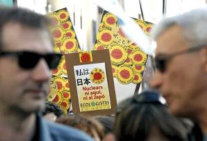 Varios cientos de personas en una manifestación convocada en Valencia por la plataforma que exige el cierre de la planta de Cofrentes. EFE/Archivo