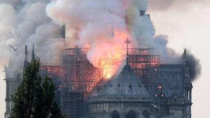 Vista do incêndio na catedral de Notre-Dame de Paris, nesta segunda-feira.