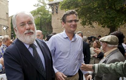 Arias Cañete, de frente, en Laguardia.