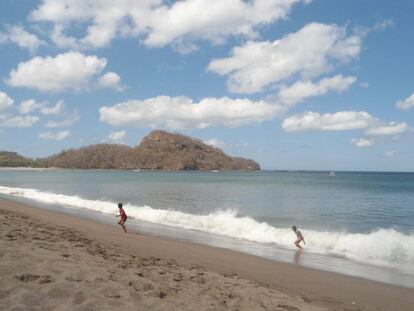 Niños juegan en Playa Gigante ubicada en el departamento de Rivas, al sur de Nicaragua.